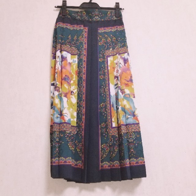 Ameri VINTAGE(アメリヴィンテージ)のAMERI SCARF MOTIF PLEATS SKIRT レディースのスカート(ひざ丈スカート)の商品写真