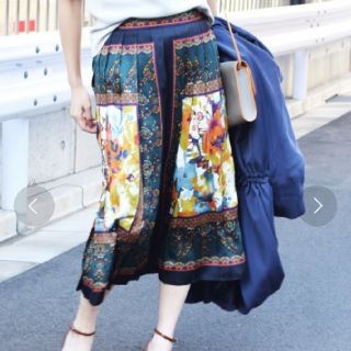 アメリヴィンテージ(Ameri VINTAGE)のAMERI SCARF MOTIF PLEATS SKIRT(ひざ丈スカート)