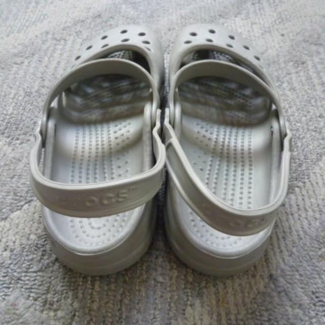 crocs(クロックス)のクロックス レディース カリンクロッグ W6 グレー レディースの靴/シューズ(サンダル)の商品写真