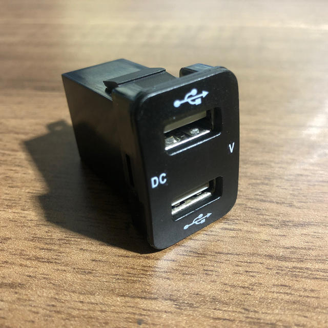 トヨタ(トヨタ)のトヨタ Toyota スイッチパネル USB 充電器 LED電圧表示付 液晶:赤 自動車/バイクの自動車(汎用パーツ)の商品写真