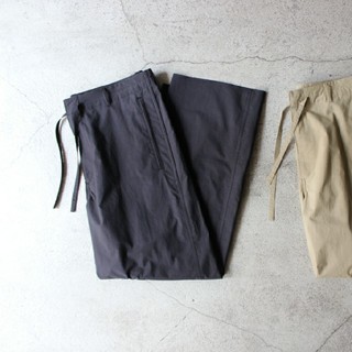 コモリ(COMOLI)の17SS AURALEE  パンツ サイズ3  黒 ブラック(スラックス)