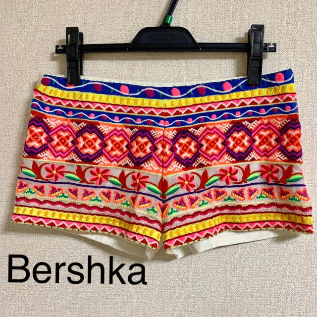 Bershka(ベルシュカ)の【刺繍ショートパンツ】 ベルシュカ  レディースのパンツ(ショートパンツ)の商品写真