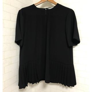 ザラ(ZARA)の★新品未使用★裾プリーツ入りトップス.ブラック(シャツ/ブラウス(半袖/袖なし))