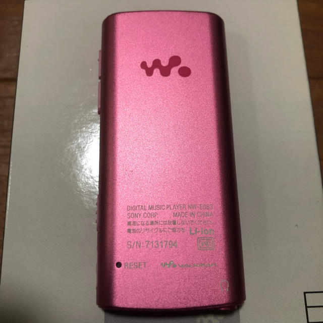 WALKMAN(ウォークマン)のソニー ウォークマンNW-E063 ピンク スピーカーセット スマホ/家電/カメラのオーディオ機器(ポータブルプレーヤー)の商品写真