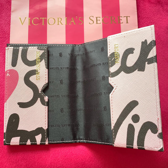 Victoria's Secret(ヴィクトリアズシークレット)のVictoria’s Secret 「新品」ロゴ柄パスポートケース レディースのファッション小物(パスケース/IDカードホルダー)の商品写真