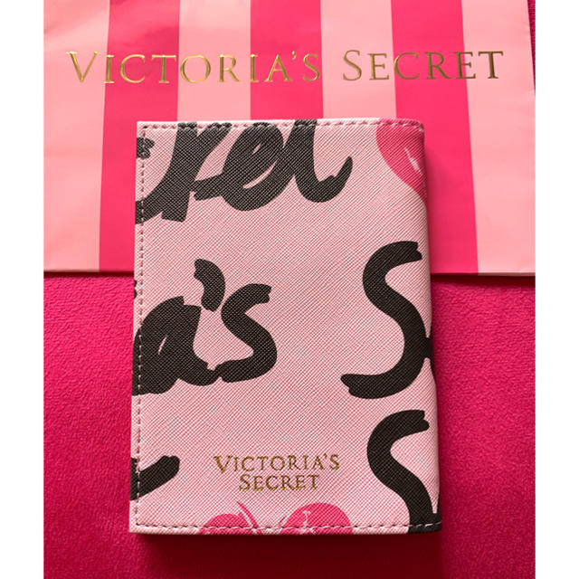 Victoria's Secret(ヴィクトリアズシークレット)のVictoria’s Secret 「新品」ロゴ柄パスポートケース レディースのファッション小物(パスケース/IDカードホルダー)の商品写真