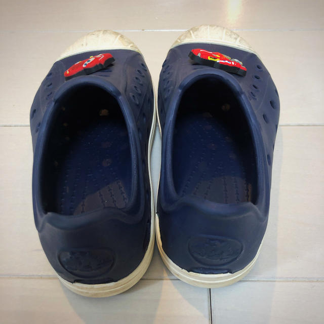 crocs(クロックス)のクロックス カーズのジビッツ付 ネイビー 16㎝ キッズ/ベビー/マタニティのキッズ靴/シューズ(15cm~)(サンダル)の商品写真