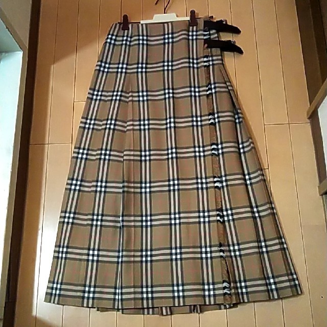 BURBERRY(バーバリー)のタネコ様3点　専用です　♥バーバリー　ひざ丈スカート　ベージュ　 レディースのスカート(ひざ丈スカート)の商品写真