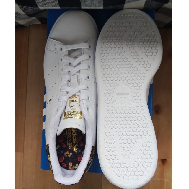 adidas(アディダス)の【新品】adidasスタンスミス花柄（23.0cm） レディースの靴/シューズ(スニーカー)の商品写真