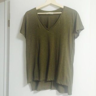 ザラ(ZARA)のカーキ VネックTシャツ(Tシャツ(半袖/袖なし))