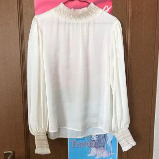 ダブルクローゼット(w closet)の刺繍入りシャーリングプルオーバー(シャツ/ブラウス(長袖/七分))