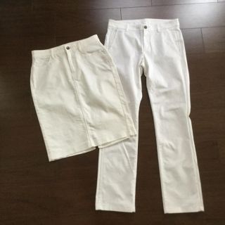 ユニクロ(UNIQLO)のユニクロ★白ボトムス2点セット(コットンパンツ、デニムタイトスカート)★中古美品(カジュアルパンツ)