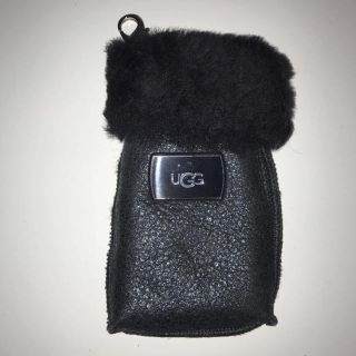 アグ(UGG)のUGG スマホケース 小物ケース ナスカン付 羊革 黒ラメ(モバイルケース/カバー)