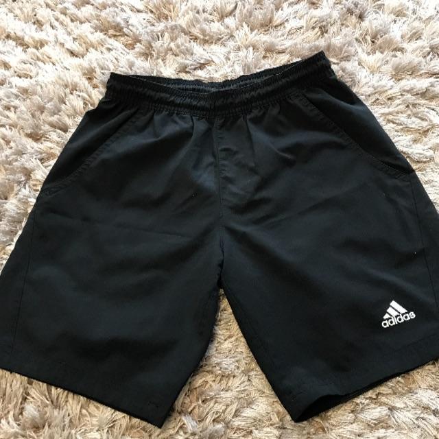 adidas(アディダス)のアディダス140 黒 短パン キッズ/ベビー/マタニティのキッズ服男の子用(90cm~)(パンツ/スパッツ)の商品写真