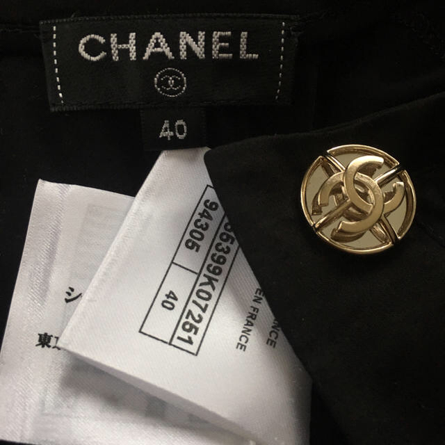 CHANEL(シャネル)のシャネルの上質でココボタンがいっぱい付いたとても可愛いブラウス レディースのトップス(シャツ/ブラウス(半袖/袖なし))の商品写真