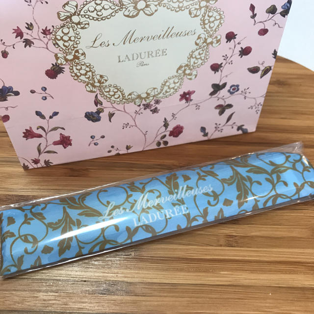 Les Merveilleuses LADUREE(レメルヴェイユーズラデュレ)の【新品】ラデュレ  扇子 ブルー レディースのファッション小物(その他)の商品写真