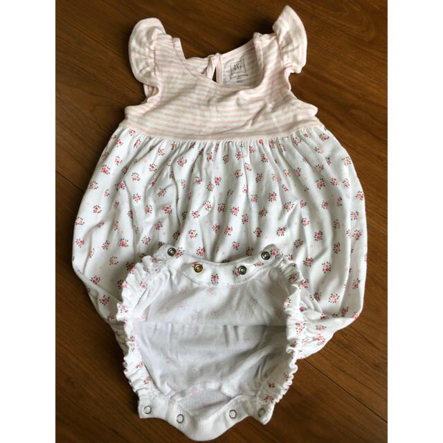 babyGAP(ベビーギャップ)のbabyGAP 花柄ロンパース 6-12months キッズ/ベビー/マタニティのベビー服(~85cm)(ロンパース)の商品写真