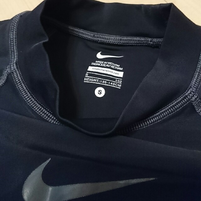 NIKE(ナイキ)のNIKE・ラッシュガード半袖・140センチ キッズ/ベビー/マタニティのキッズ服男の子用(90cm~)(水着)の商品写真