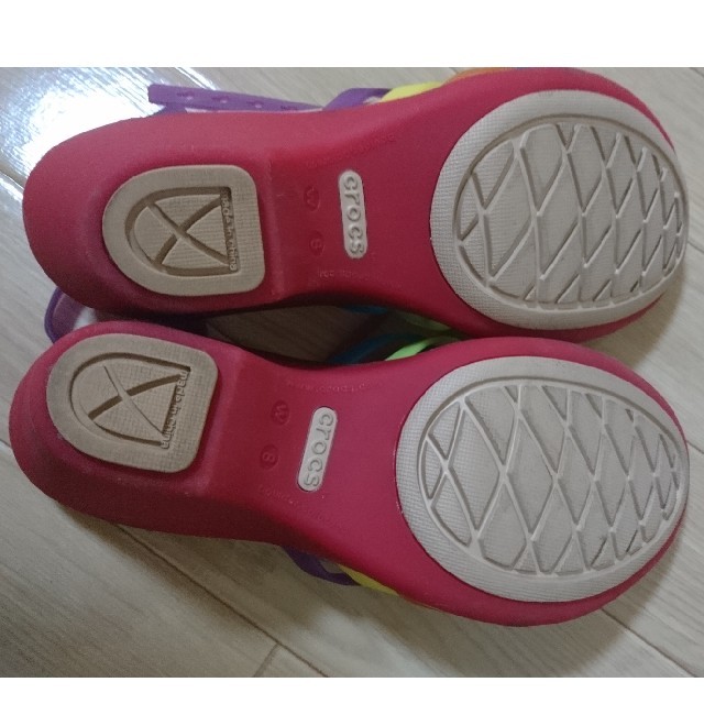 crocs(クロックス)のクロックス ワラチェ ウェッジ マルチ w8 レディースの靴/シューズ(サンダル)の商品写真