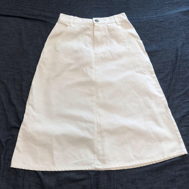 KBF(ケービーエフ)のKBF ホワイトデニムスカート レディースのスカート(ひざ丈スカート)の商品写真