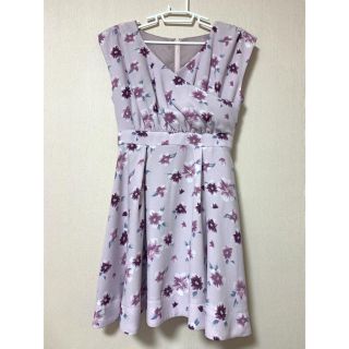 セシルマクビー(CECIL McBEE)の【タグ付き新品】CECIL McBEE 花柄ワンピース(ひざ丈ワンピース)