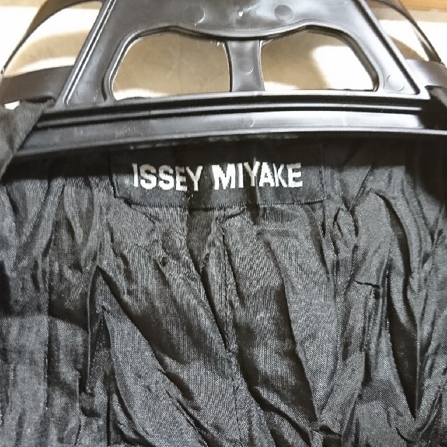 ISSEY MIYAKE(イッセイミヤケ)のISSEY MIYAKE シワ加工メンズベスト 黒 メンズのトップス(シャツ)の商品写真