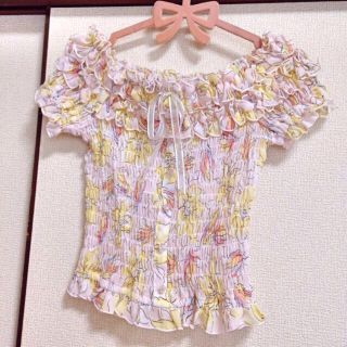 リズリサ(LIZ LISA)の花柄シャーリングトップス(シャツ/ブラウス(半袖/袖なし))