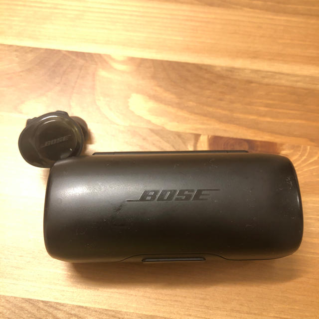 BOSE ワイヤレスイヤホン 本体ケース及び右耳イヤホン 1