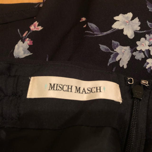 MISCH MASCH(ミッシュマッシュ)のMISCH MASCH 花柄スカート 黒 （ベルト付） レディースのスカート(ひざ丈スカート)の商品写真