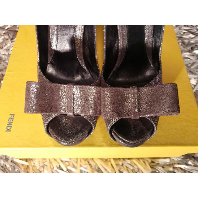 FENDI(フェンディ)のフェンディ FENDI レザー リボン パンプス サンダル シルバー レディースの靴/シューズ(ハイヒール/パンプス)の商品写真
