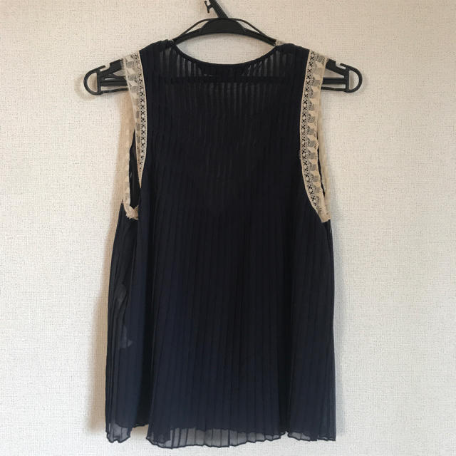 ZARA(ザラ)のネイビーとゴールドベージュのノースリーブプリーツブラウス ZARA レディースのトップス(シャツ/ブラウス(半袖/袖なし))の商品写真