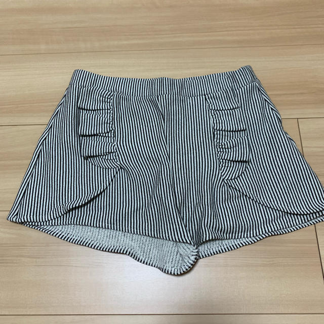 ZARA(ザラ)のザラ♡フリルストライプショートパンツ レディースのパンツ(ショートパンツ)の商品写真