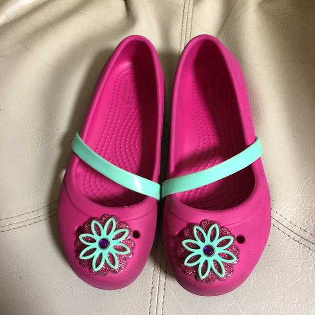 crocs(クロックス)のキッズ女の子クロックスサンダル即買い✖️ キッズ/ベビー/マタニティのキッズ靴/シューズ(15cm~)(サンダル)の商品写真