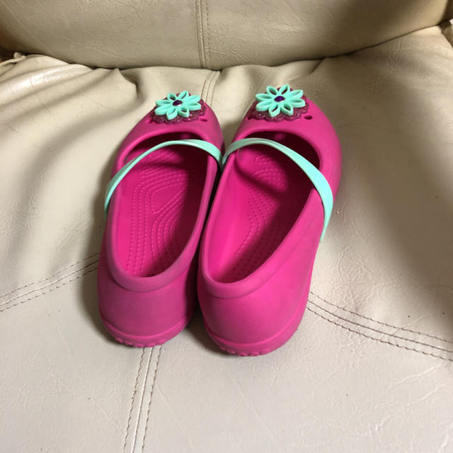 crocs(クロックス)のキッズ女の子クロックスサンダル即買い✖️ キッズ/ベビー/マタニティのキッズ靴/シューズ(15cm~)(サンダル)の商品写真