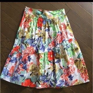 ザラ(ZARA)の☆美品☆ZARA  ザラ　フレア　ボタニカル柄　フローラル柄　花柄　(ひざ丈スカート)