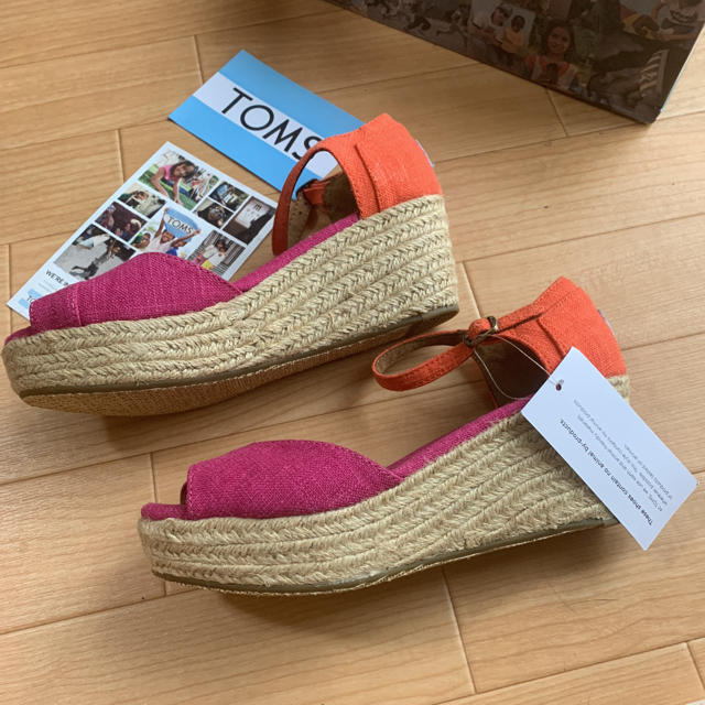 TOMS - 新品 トムズ TOMS 配色 バイカラー ウェッジ サンダル 7 ヒール ...