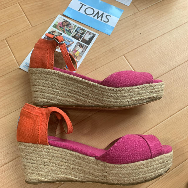 TOMS(トムズ)の新品 トムズ TOMS 配色 バイカラー ウェッジ サンダル 6 ヒール 23  レディースの靴/シューズ(サンダル)の商品写真