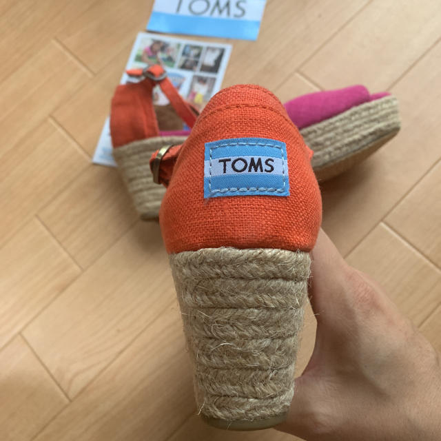 TOMS(トムズ)の新品 トムズ TOMS 配色 バイカラー ウェッジ サンダル 6 ヒール 23  レディースの靴/シューズ(サンダル)の商品写真