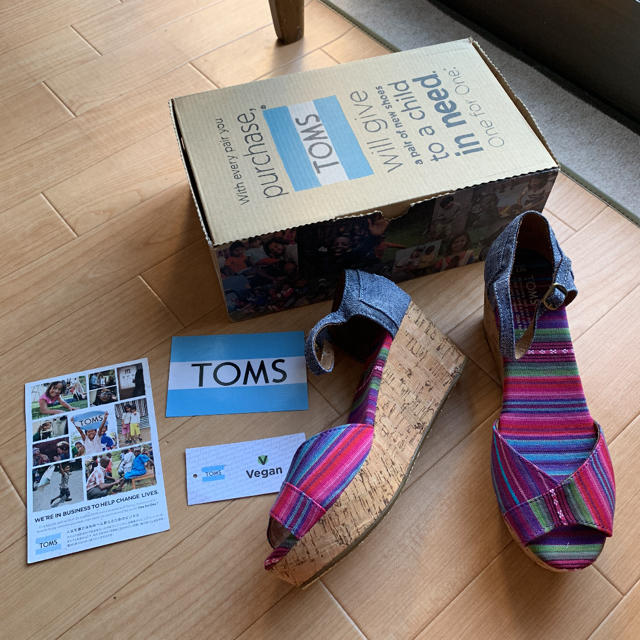 TOMS - 新品 トムズ TOMS 配色 デニム コルク ウェッジ サンダル 7.5 ...