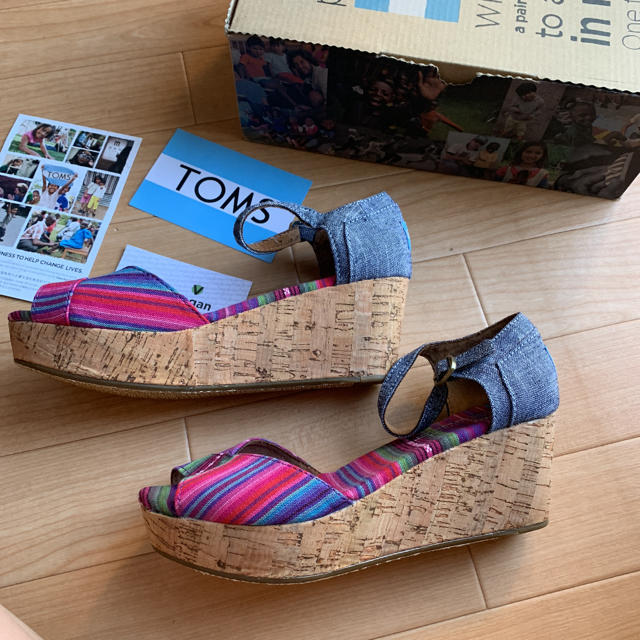 TOMS - 新品 トムズ TOMS 配色 デニム コルク ウェッジ サンダル 7.5 ...