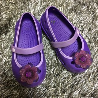 クロックス(crocs)のクロックス サンダル crocs キッズ c6 花 13〜14cm(サンダル)