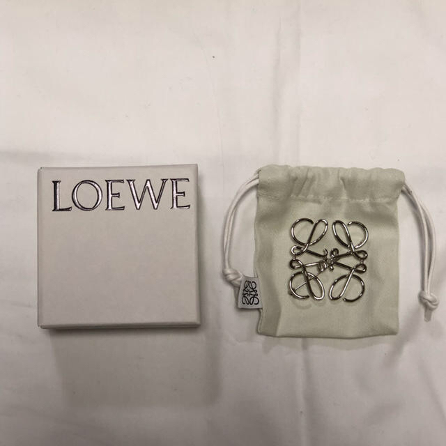 LOEWE アナグラムブローチ