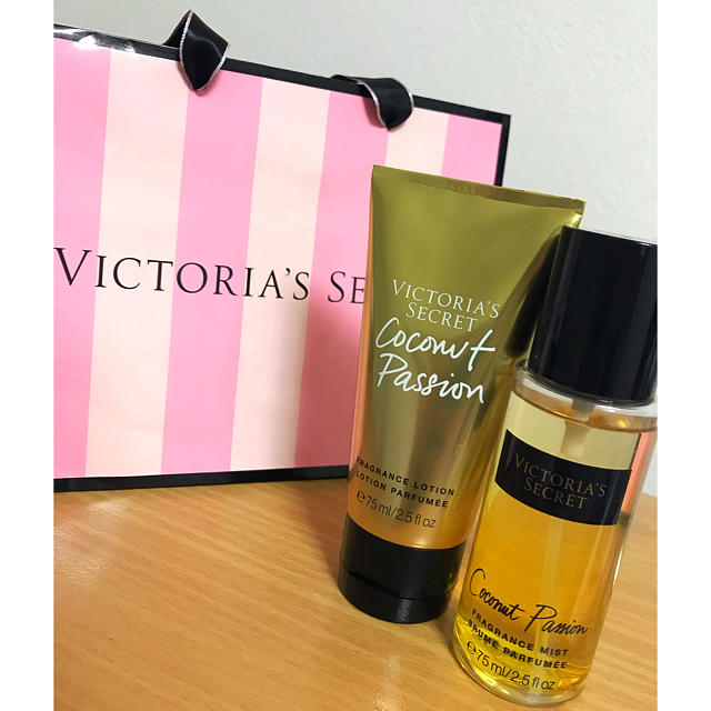 Victoria's Secret(ヴィクトリアズシークレット)の値下げ⬇️ヴィクトリアシークレットココナッツパッションフレグランスローション コスメ/美容の香水(香水(女性用))の商品写真