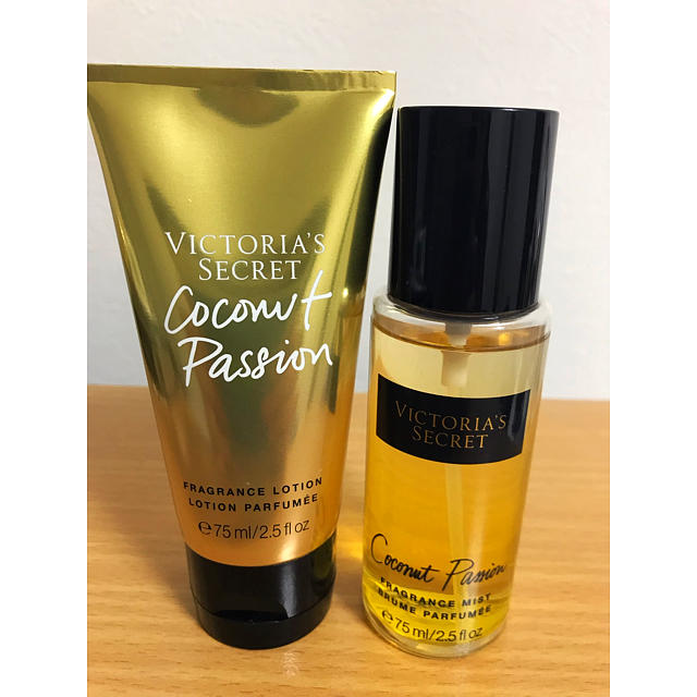 Victoria's Secret(ヴィクトリアズシークレット)の値下げ⬇️ヴィクトリアシークレットココナッツパッションフレグランスローション コスメ/美容の香水(香水(女性用))の商品写真