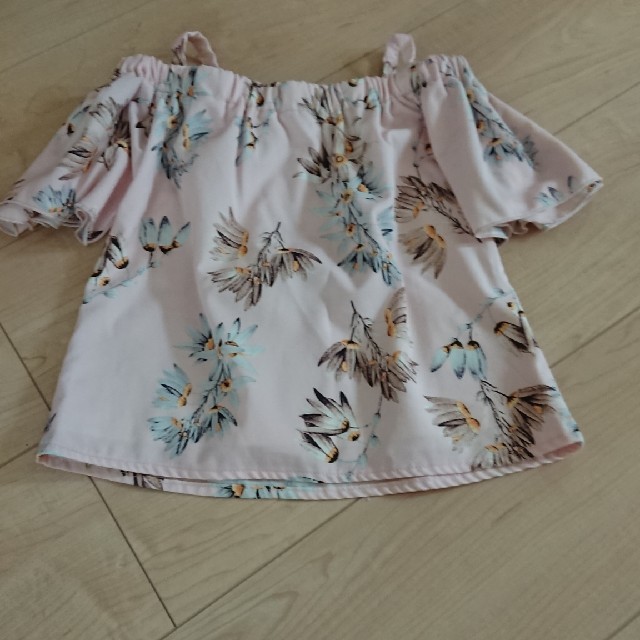 SNIDEL(スナイデル)のオフショルダートップス 花柄 110 キッズ/ベビー/マタニティのキッズ服女の子用(90cm~)(Tシャツ/カットソー)の商品写真