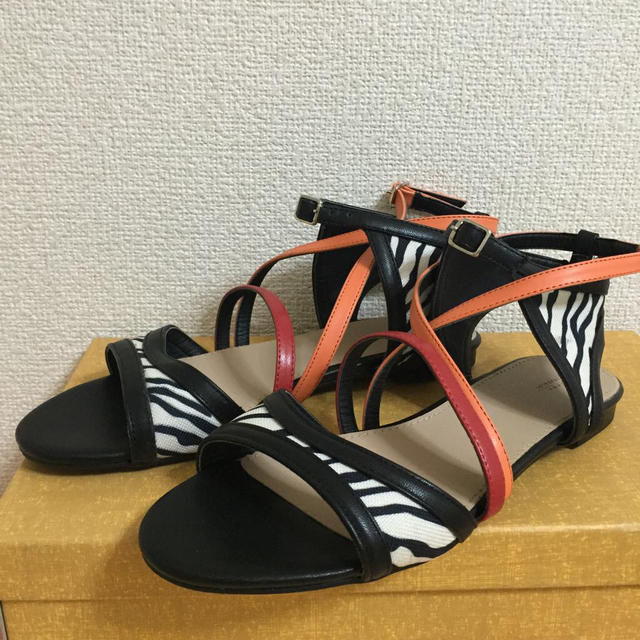 ZARA(ザラ)のZARA ゼブラ柄 フラットサンダル レディースの靴/シューズ(サンダル)の商品写真