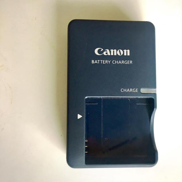 Canon(キヤノン)のCanon バッテリー充電器 スマホ/家電/カメラのスマートフォン/携帯電話(バッテリー/充電器)の商品写真