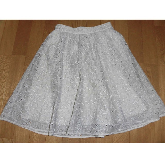 JILLSTUART(ジルスチュアート)のジルスチュアートフラワーカットワークスカート薄グレーs レディースのスカート(ひざ丈スカート)の商品写真