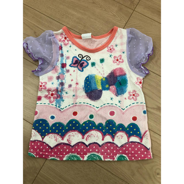 半袖ティーシャツ 蝶々 100センチ キッズ/ベビー/マタニティのキッズ服女の子用(90cm~)(Tシャツ/カットソー)の商品写真