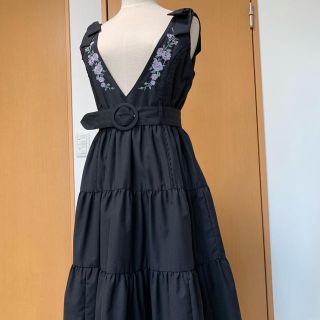 アクシーズファム(axes femme)のバラ刺繍ティアードOP(ひざ丈ワンピース)